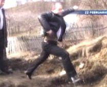 Premierul Boc a reuşit să treacă un hop. La propriu! (VIDEO)