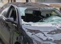 Atenţie unde îţi laşi maşina! Cad bucăţi de gheaţă de pe bloc (VIDEO)

