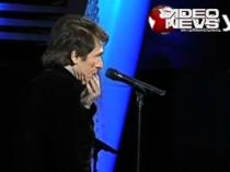 I-a picat dintele din gură, în timp ce cânta (VIDEO)
