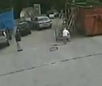 Un bătrânel şi-a văzut moartea cu ochii de două ori în 30 de secunde (VIDEO)