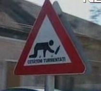 Indicatoare rutiere inedite lângă un birt arădean (VIDEO)