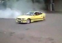 Pasager aruncat din maşină în timpul unui derapaj (VIDEO)