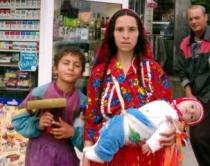 Un grup de 106 romi, trimis în România de autorităţile franceze