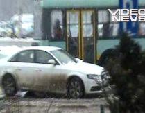 Cum să parchezi în mijlocul intersecţiei şi să scapi şi de poliţie şi de "hingherii de maşini" (VIDEO)