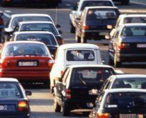 Piaţa auto continuă să scadă şi în 2010