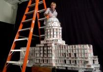 Cel mai mare castel din cărţi de joc, construit de un arhitect american