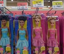 Discriminare? Magazin criticat că vinde păpuşa Barbie de culoare la jumătate de preţ
