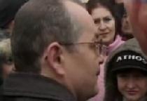 Emil Boc, asediat la Guvern de protestatari: "De ce luaţi numai de la săraci?" (VIDEO)