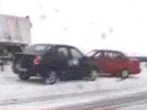Infotrafic. Trei tineri au fost răniţi, în urma unui accident în care a fost implicat un poliţist (VIDEO)