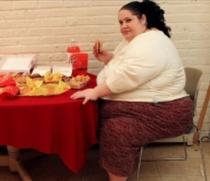 O femeie de 273 de kilograme se îndoapă cu fast food ca să-şi dubleze greutatea (FOTO)