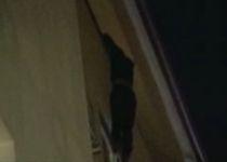 Soluţie "high": A stat atârnat de balcon pentru a nu fi acuzat că deţine droguri (VIDEO)