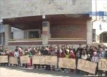 Închiderea unei şcoli din Târgu Jiu a scos în stradă 100 de părinţi şi elevi (VIDEO)
