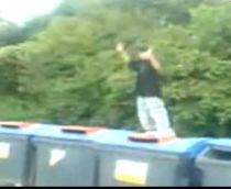 A ajuns la gunoi pentru că a vrut să se distreze (VIDEO)
