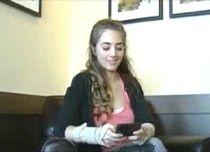 O tânără nu-şi mai simte mâinile din cauza sms-urilor. Trimitea zilnic 100 de mesaje (VIDEO)
