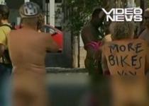 S-au plimbat cu bicicleta în pielea goală ca să atragă atenţia asupra încălzirii globale (VIDEO)