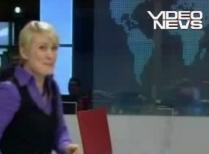 O prezentatoare cade de pe scaun în direct (VIDEO)