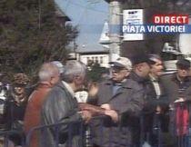 Peste 200 de pensionari pichetează sediul Guvernului, nemulţumiţi de punctul de pensie şi coplata în sănătate (VIDEO)
