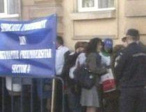 Angajaţii din Învăţământ nu renunţă la proteste: Ministerul Educaţiei, pichetat de 150 membri FSLI şi FEN