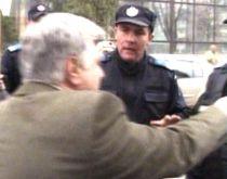 Scandal la protestul dascălilor din Buzău: Un jandarm l-a apucat de haină pe liderul FSLI (VIDEO)
