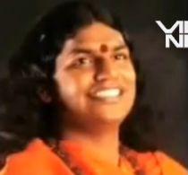 Un guru indian, filmat în ipostaze erotice cu două adepte (VIDEO)