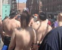 Protest la bustul gol în SUA: Mai multe femei s-au plimbat topless pe stradă (VIDEO)