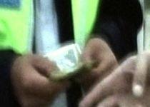Alba. Poliţist, prins în flagrant când lua mită 500 de lei (VIDEO)