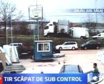 Zalău. Un tir scăpat de sub control avariază maşinile din spatele lui (VIDEO)