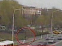 Imagini surprinse de camerele de supraveghere cu tânărul care l-a bătut pe un bătrân la Craiova (VIDEO)