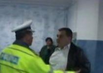 Şoferii agresivi fac scandal. Un bărbat l-a lovit pe jurnalistul care îl filma, după ce a provocat un accident (VIDEO)