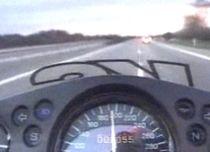 Viteză record. Un motociclist a fost prins de poliţisti mergând cu 189 km/oră (VIDEO)