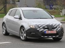 Viitorul Opel Astra GSI, surprins în fotografii spion (FOTO)
