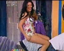 Daniela Crudu, cu fundul la vedere: I s-a rupt rochia în timp ce juca "lapte gros" în direct (VIDEO)