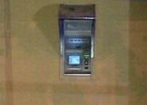 Bancomatul unei firme din Argeş, jefuit: Hoţii l-au bătut şi l-au legat pe paznic (VIDEO)
