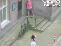 Doi tineri au fost filmaţi în timp ce făceau sex pe stradă (VIDEO)