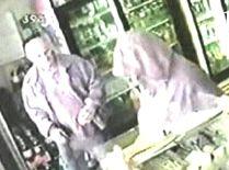 Hoţ înarmat, bătut măr de cei pe care încerca să-i jefuiască - VIDEO