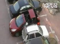 Bătaie pe un loc de parcare. Câştigătoare, o decapotabilă - VIDEO