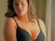 Reclamă interzisă în SUA pe motiv că sânii modelului sunt prea mari (VIDEO)
