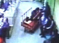 Medici din Craiova, bătuţi de romi în spital: Agresorii au luat acasă un pacient, cu tot cu pat (VIDEO)