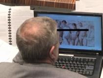 Senator filmat uitându-se la imagini porno în timpul unei şedinţe - VIDEO 