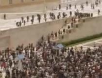 Sindicatele din Grecia fac apel la noi mitinguri: Oamenii sunt chemaţi să protesteze în faţa Parlamentului