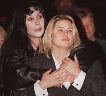Chastity Bono, fiica lui Cher, a devenit oficial bărbat (VIDEO)