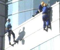 Un alpinist utilitar a murit după ce a căzut de la 20 de metri înălţime (VIDEO)