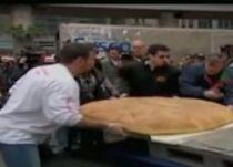Un canadian a pregătit un burger de 250 de kilograme (VIDEO)