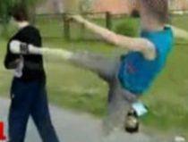 Un rus beat încearcă o lovitură periculoasă şi se loveşte singur - VIDEO