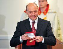 Băsescu avansa peste 30 de militari cu trei zile înainte de a reproşa aglomeraţia de generali (VIDEO)