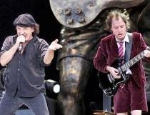 Alarmă falsă cu bombă la show-ul AC/DC. Un bucureştean, cercetat de autorităţi