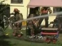 Un avion s-a prăbuşit în curtea unor americani (VIDEO)