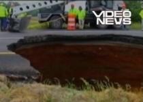 Crater de şapte metri pe o autostradă din SUA - VIDEO