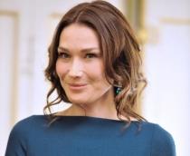 Carla Bruni traduce ?Mă exciţi foarte tare? în mai multe limbi - VIDEO