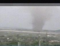Bistriţa. O furtună asemănătoare cu o tornadă a smuls copaci şi acoperişuri (VIDEO)